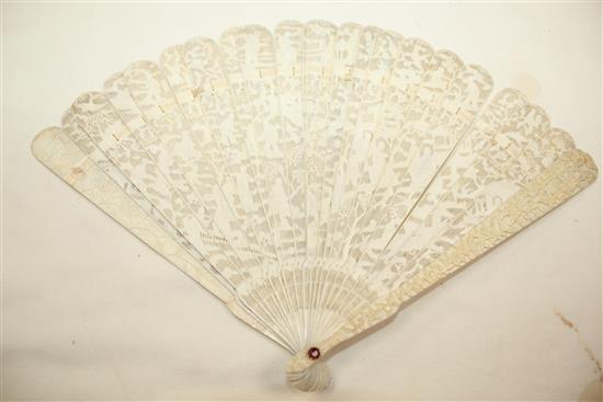 Two Chinese Export brise fans, 19th century, 19cm